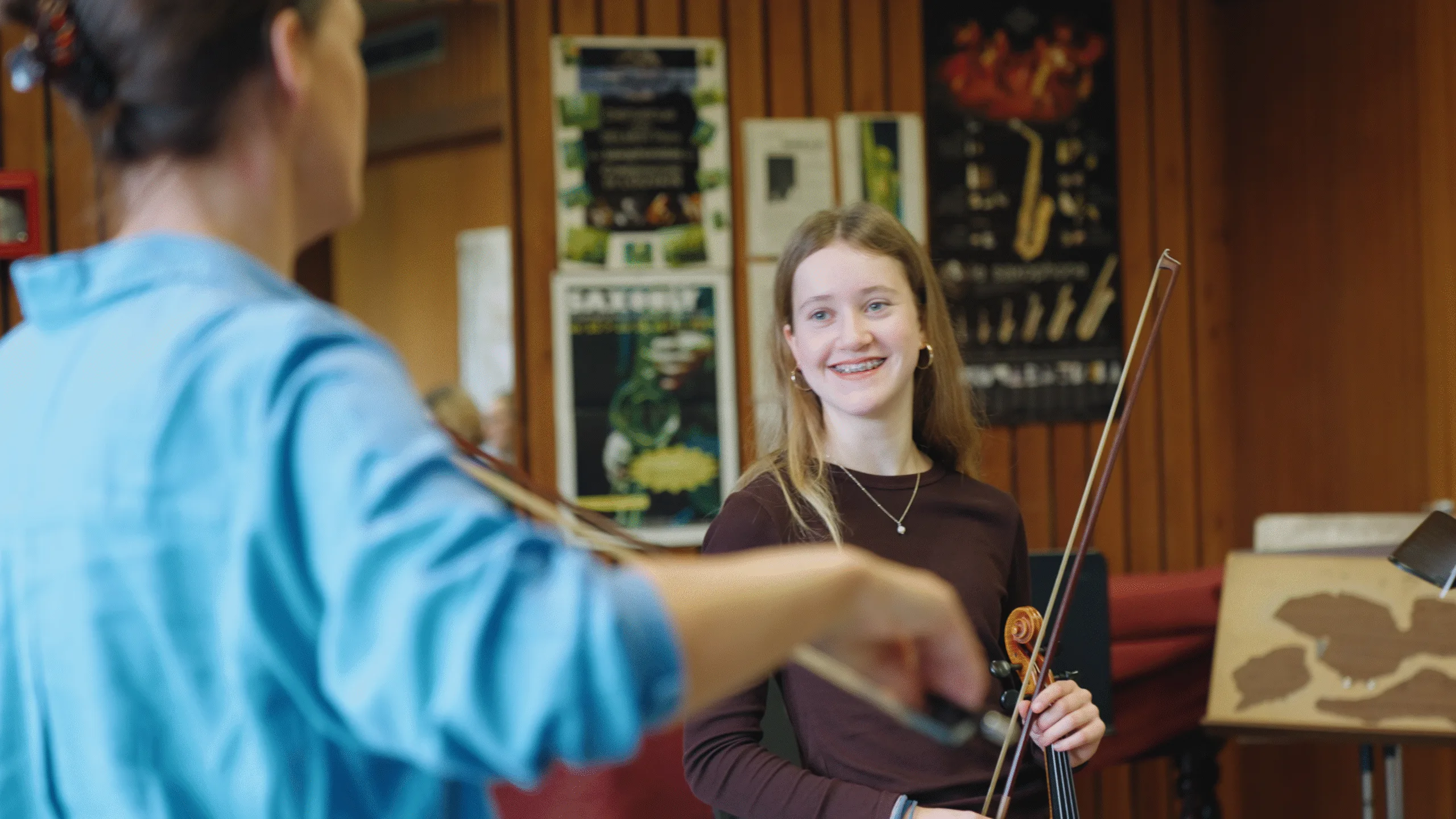 Violiste Jolente De Maeyer geeft een masterclass aan een leerling uit het Deeltijds Kunstonderwijs